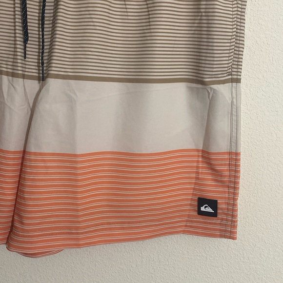 QUIKSILVER Men’s Swim Trunks Size XXL - Picture 4 of 9